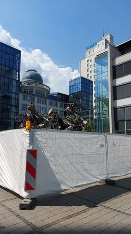 Skulptur von Frank Stella auf dem Ernst-Abbe-Platz wird gereinigt
