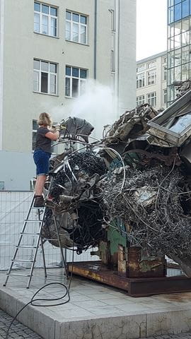 Skulptur von Frank Stella auf dem Ernst-Abbe-Platz wird gereinigt