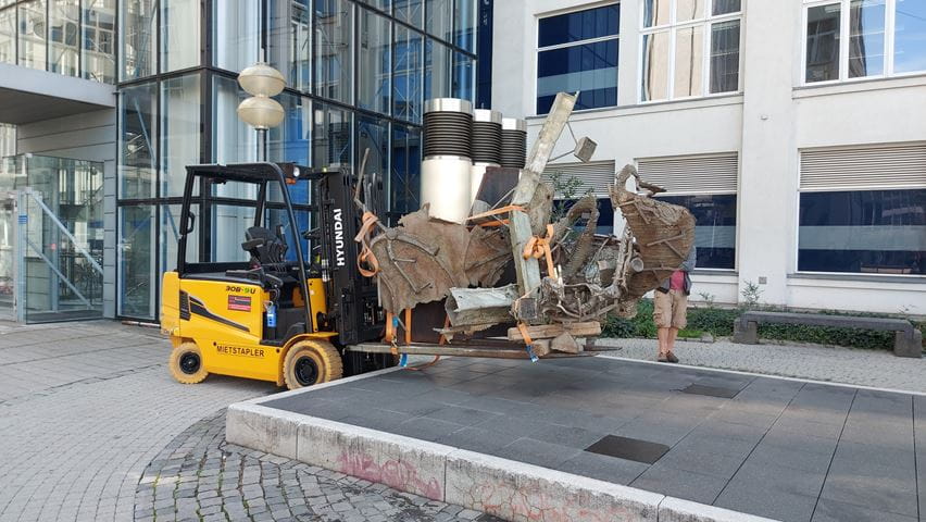 Versetzung der Skulptur auf dem Ernst-Abbe-Platz