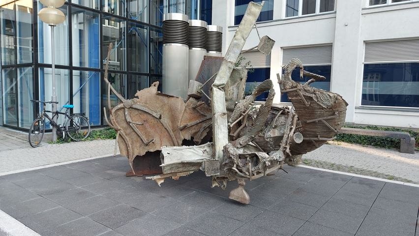 Skulptur von Frank Stella auf dem Ernst-Abbe-Platz wird gereinigt
