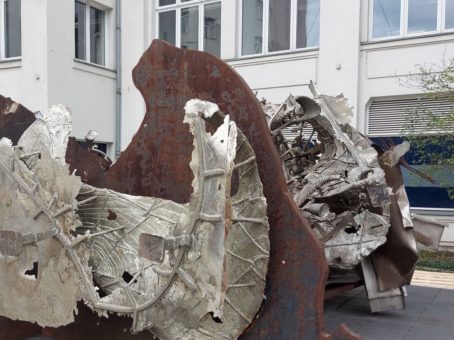 Skulptur von Frank Stella auf dem Ernst-Abbe-Platz wird gereinigt